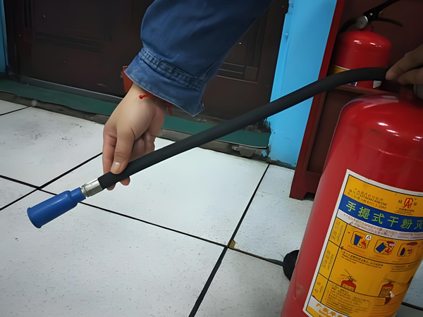 灭火器软管和喷嘴检查